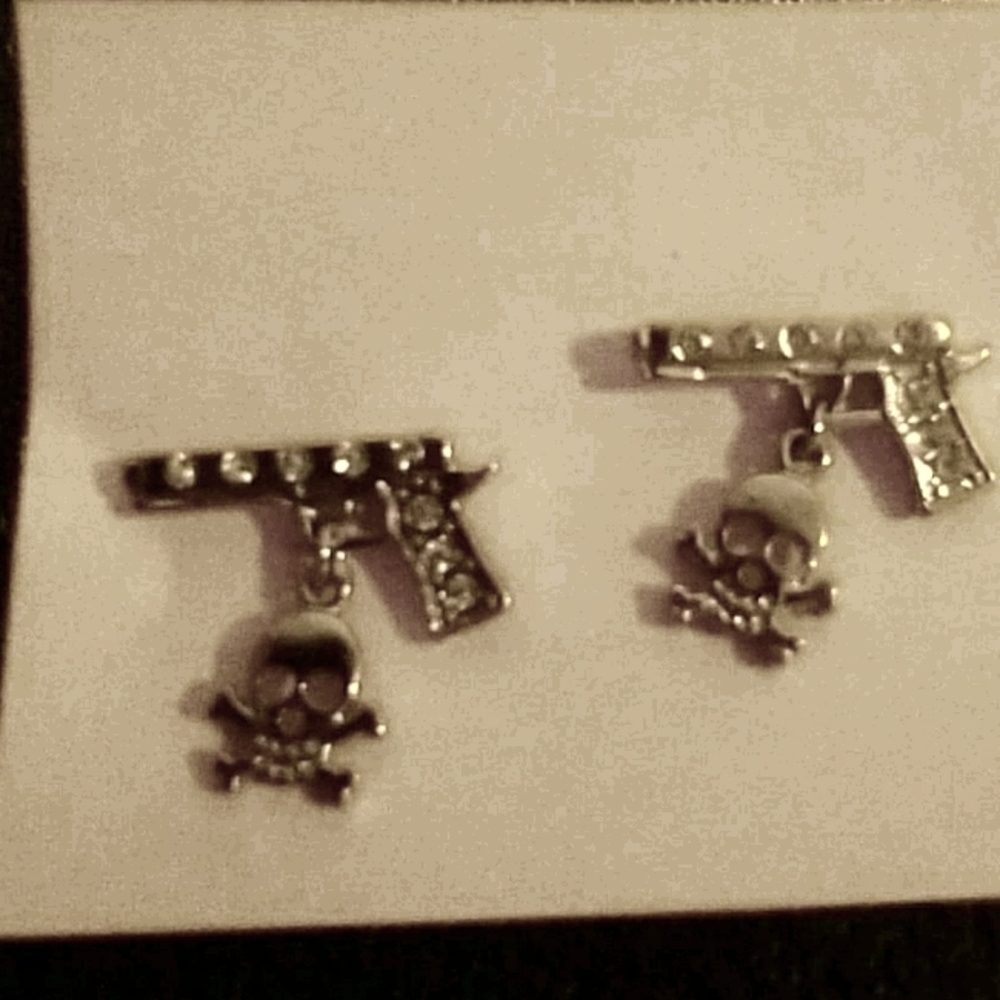 💌Gun & skull earrings